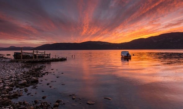 Hồ Loch Ness rực sáng. Ảnh GETTY Hồ Loch Ness rực sáng. Ảnh GETTY