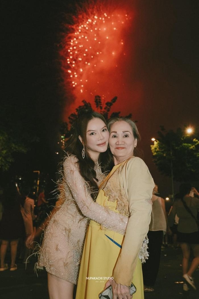 Lý Nhã Kỳ tuyên bố năm mới sẽ có thêm thành viên mới. Ảnh FBNV Lý Nhã Kỳ tuyên bố năm mới sẽ có thêm thành viên mới. Ảnh FBNV