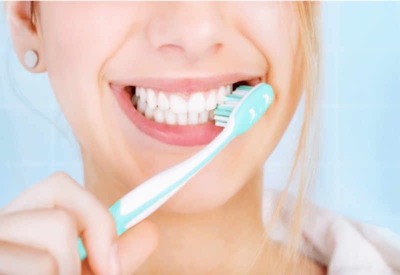 Những sai lầm khi đánh răng tưởng tốt hóa ra lại hại men răng - Ảnh 1 Những sai lầm khi đánh răng tưởng tốt hóa ra lại hại men răng - Ảnh 1