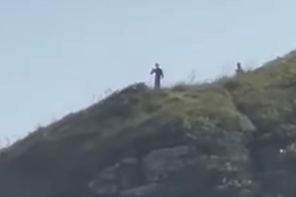 Hai sinh vật khổng lồ được cho là người ngoài hành tinh ghé thăm trái đất. Ảnh New York Post