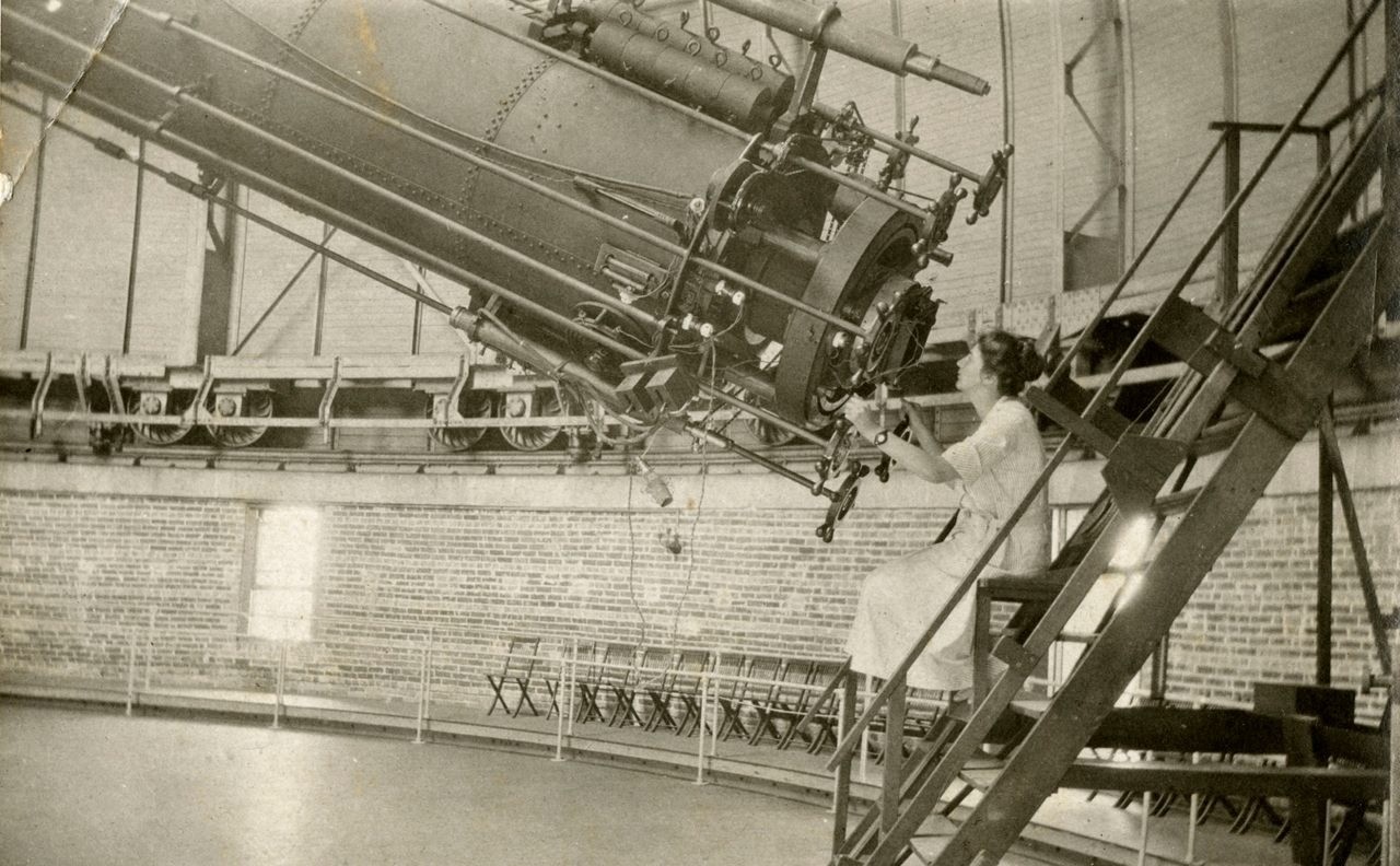 Một nữ nhà thiên văn học nhìn qua kính thiên văn khúc xạ khổng lồ của Đài thiên văn Yerkes ở Vịnh Williams, Wisconsin.