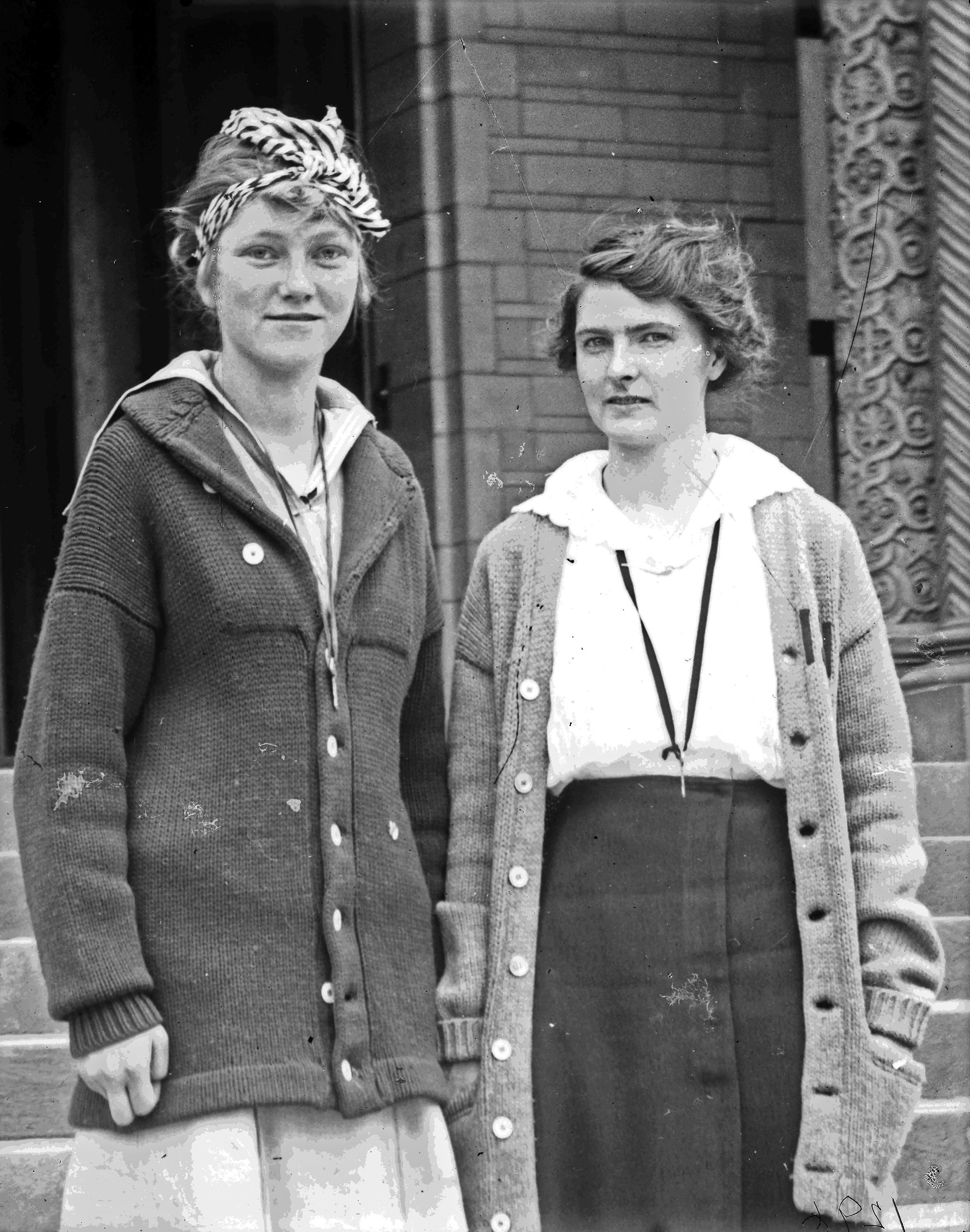 Nora Johnson và Harriet M. Parsons đều làm việc tại Đài quan sát Yerkes vào mùa hè năm 1915.