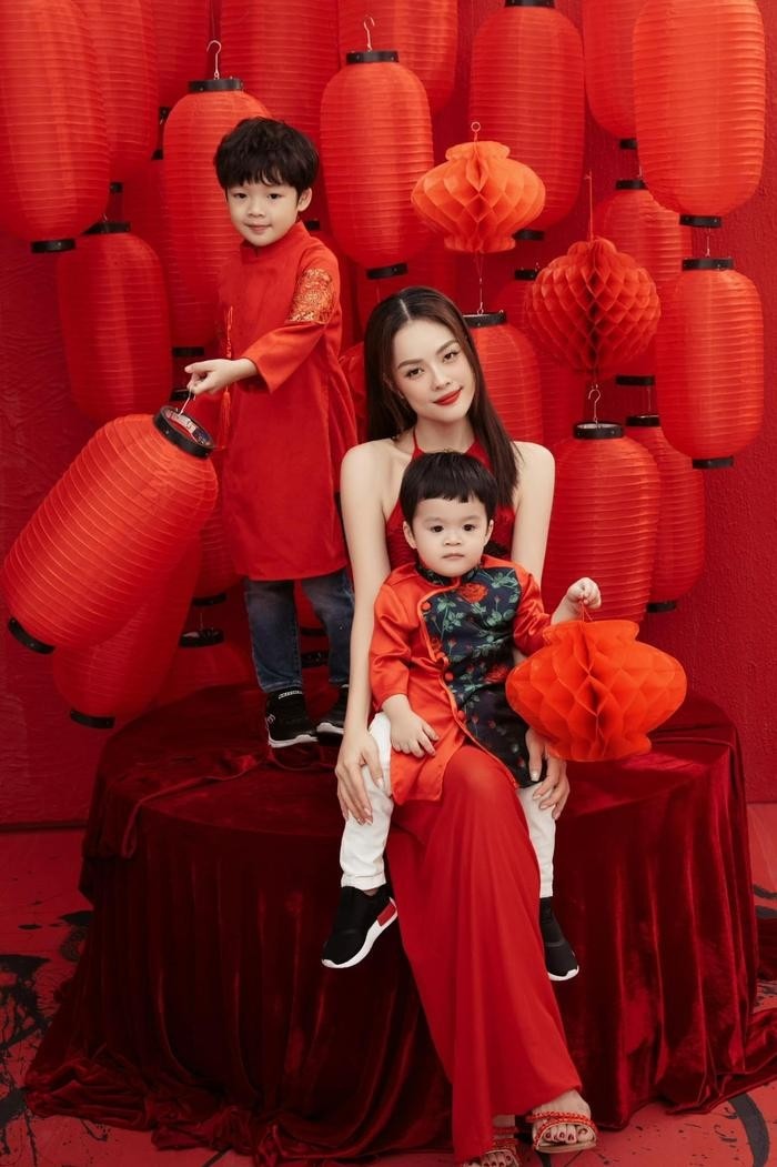 Dương Cẩm Lynh khoe gia tài lớn nhất cuộc đời mình là hai nhóc tì. Ảnh FBNV Dương Cẩm Lynh khoe gia tài lớn nhất cuộc đời mình là hai nhóc tì. Ảnh FBNV