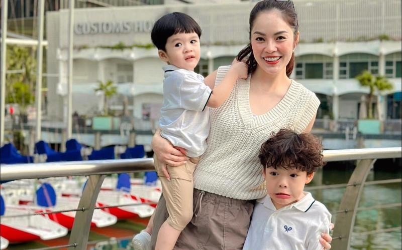 Hai quý tử kháu khỉnh và rất ngoan ngoãn của Dương Cẩm Lynh. Ảnh internet Hai quý tử kháu khỉnh và rất ngoan ngoãn của Dương Cẩm Lynh. Ảnh internet