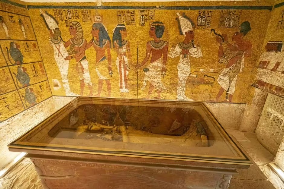 Tutankhamun được thấy trong ngôi mộ nhỏ của ông. Ảnh GETTY Tutankhamun được thấy trong ngôi mộ nhỏ của ông. Ảnh GETTY