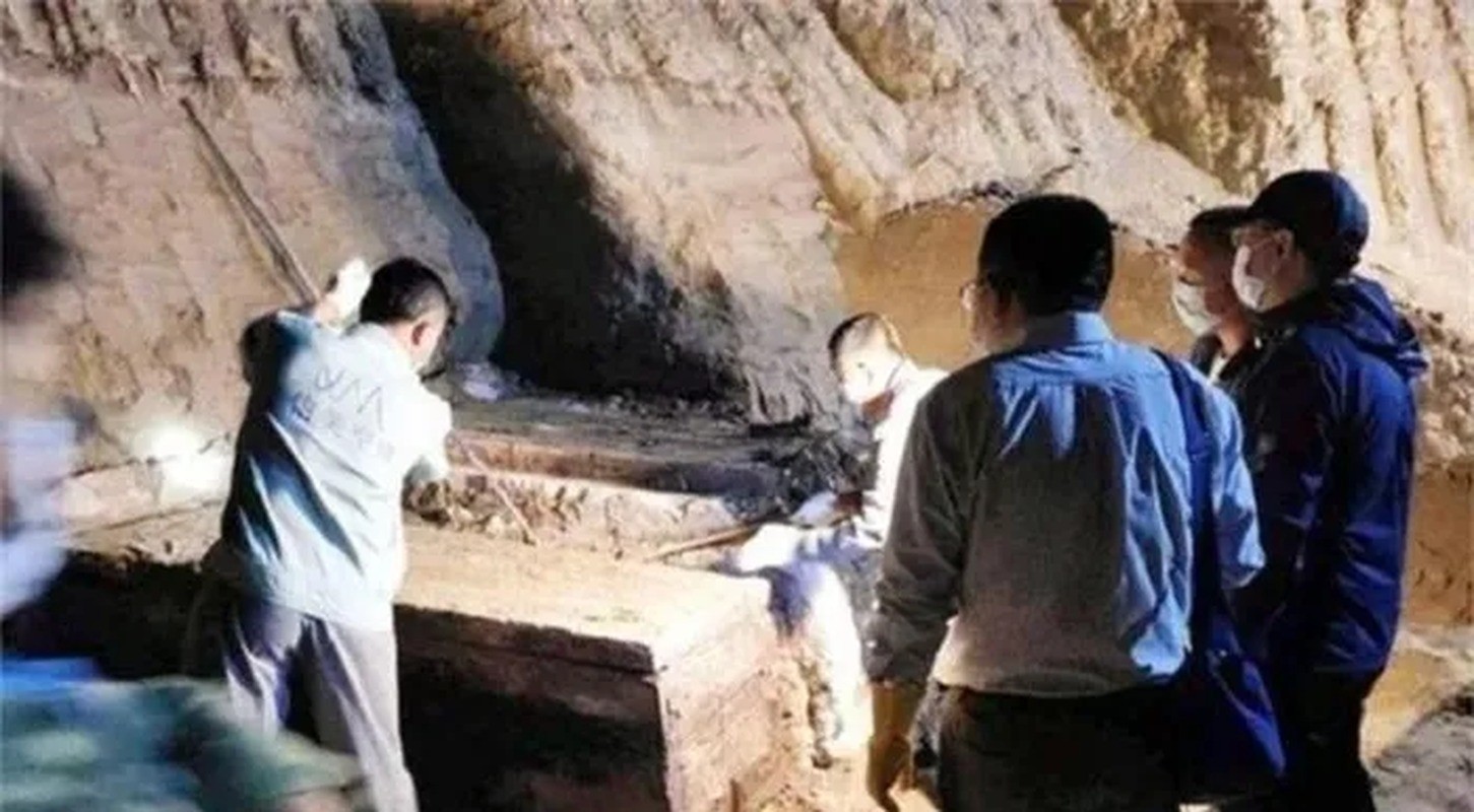 Nhóm công nhân phát hiện mộ cổ khi đào móng nhà. Ảnh internet