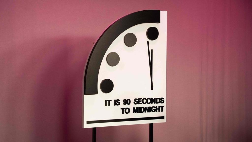 Tuyên bố của Đồng hồ Ngày tận thế viết: “Các xu hướng đáng lo ngại tiếp tục hướng thế giới tới thảm họa toàn cầu”. Ảnh: AFP