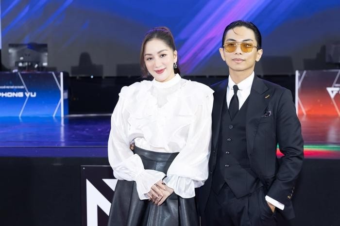 Khánh Thi xuất hiện rạng rỡ bên Phan Hiển sau thời gian nằm viện. Ảnh FBNV Khánh Thi xuất hiện rạng rỡ bên Phan Hiển sau thời gian nằm viện. Ảnh FBNV