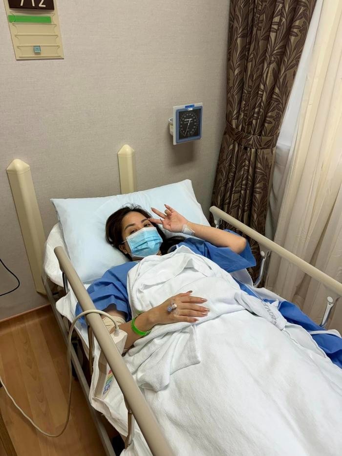 Trước đó, Khánh Thi sang nước ngoài điều trị bệnh. Ảnh FBNV Trước đó, Khánh Thi sang nước ngoài điều trị bệnh. Ảnh FBNV