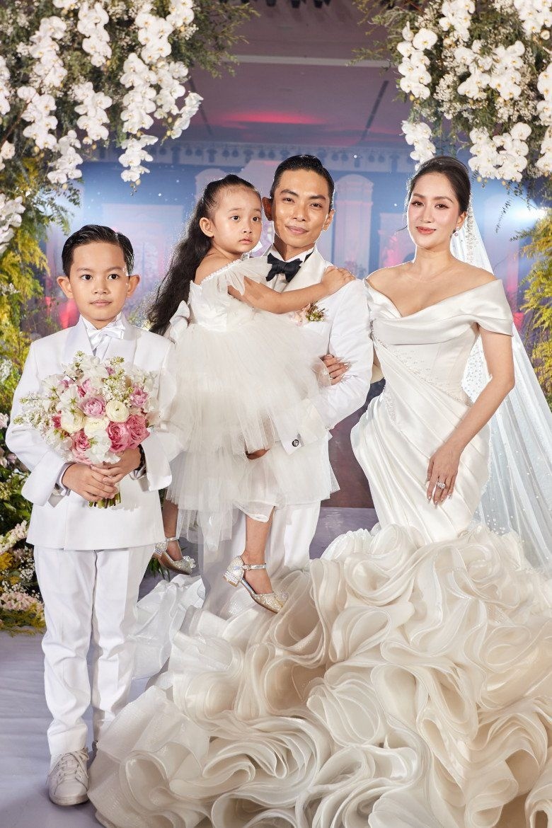 Khánh Thi - Phan Hiển ngày càng hạnh phúc bên nhau. Ảnh FBNV Khánh Thi - Phan Hiển ngày càng hạnh phúc bên nhau. Ảnh FBNV