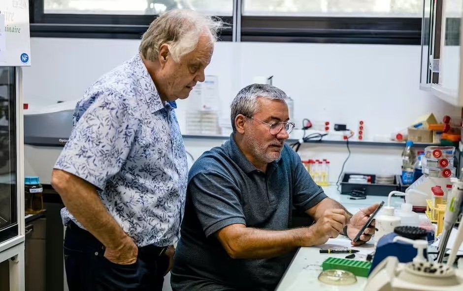 Jean-Michel Claverie đang thiết lập một mạng lưới để xác định và ngăn chặn sự bùng phát dịch bệnh 'thây ma'. Ảnh GETTY