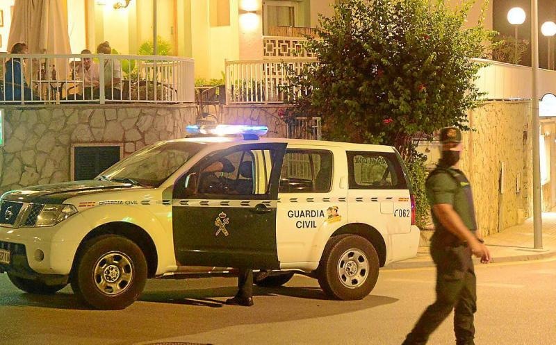 Đội tuần tra dân sự của Guardia đến làm việc với hai nghệ sĩ sau lời tố cáo. Ảnh: majorcadailybulletin Đội tuần tra dân sự của Guardia đến làm việc với hai nghệ sĩ sau lời tố cáo. Ảnh: majorcadailybulletin