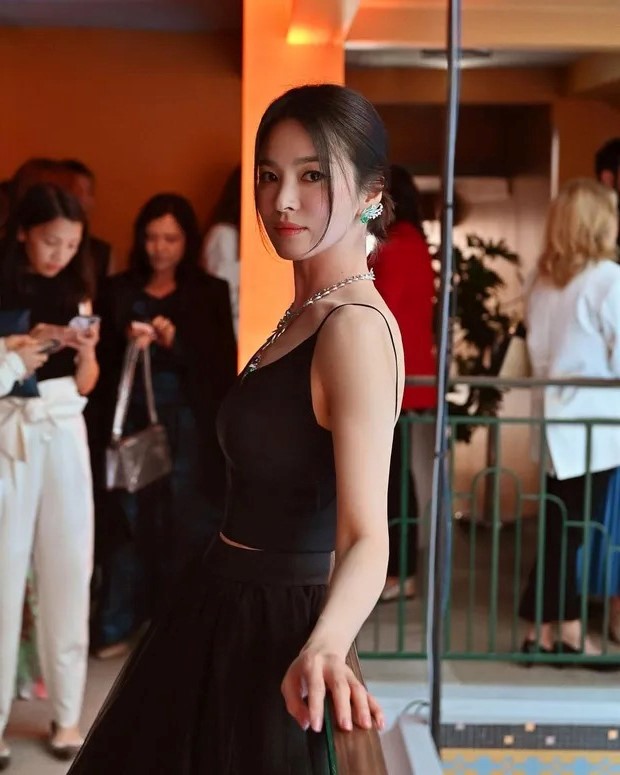 Vừa vướng nghi vấn tái hợp Song Joong Ki, Song Hye Kyo đã gây sốt toàn cầu bởi màn 'tỏa sáng' trên đất Pháp