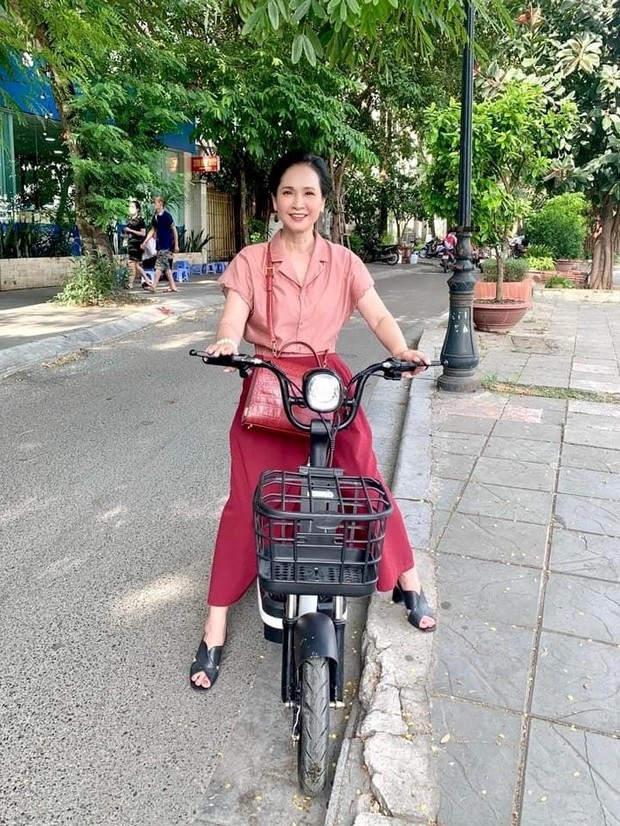 NSND Lan Hương có diện mạo mới trong Thương ngày nắng về. Ảnh: FBNV NSND Lan Hương có diện mạo mới trong Thương ngày nắng về. Ảnh: FBNV