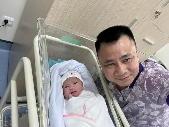 Sao Việt 23/7: NS Tự Long đón con thứ 3 chào đời, Thiện Nhân đi nước ngoài giữa ồn ào với gia đình
