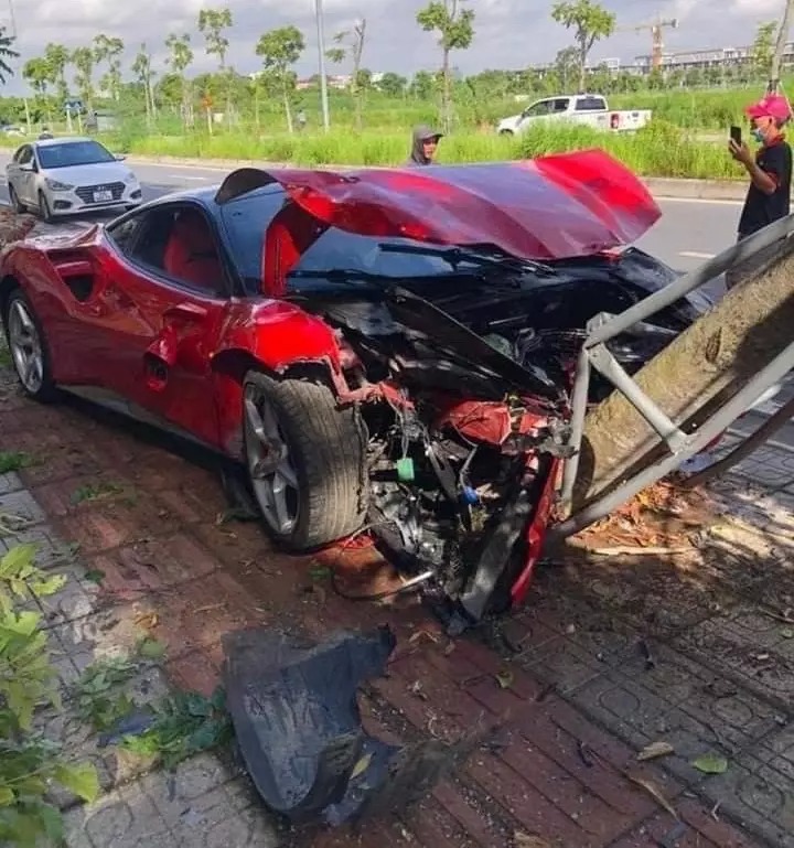 Siêu xe Ferrari 488 GTB bị tan tành đầu xe thuộc hàng quý và cực hiếm tại Việt Nam