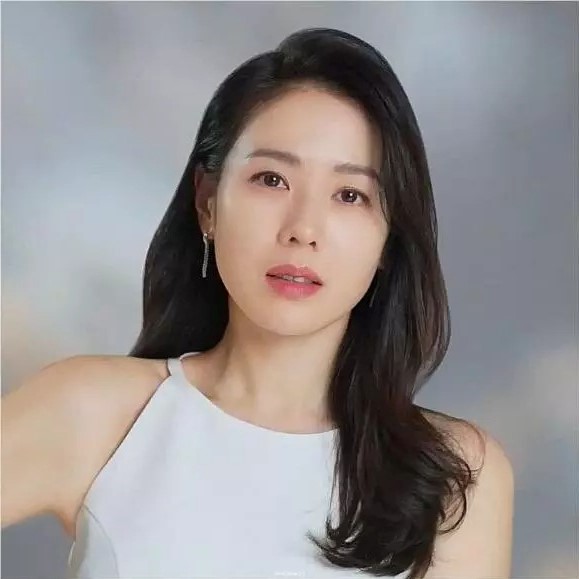 Son Ye Jin lần đầu tiên để lộ bụng bầu sau khi báo tin vui, nhan sắc được nhận xét thế nào?