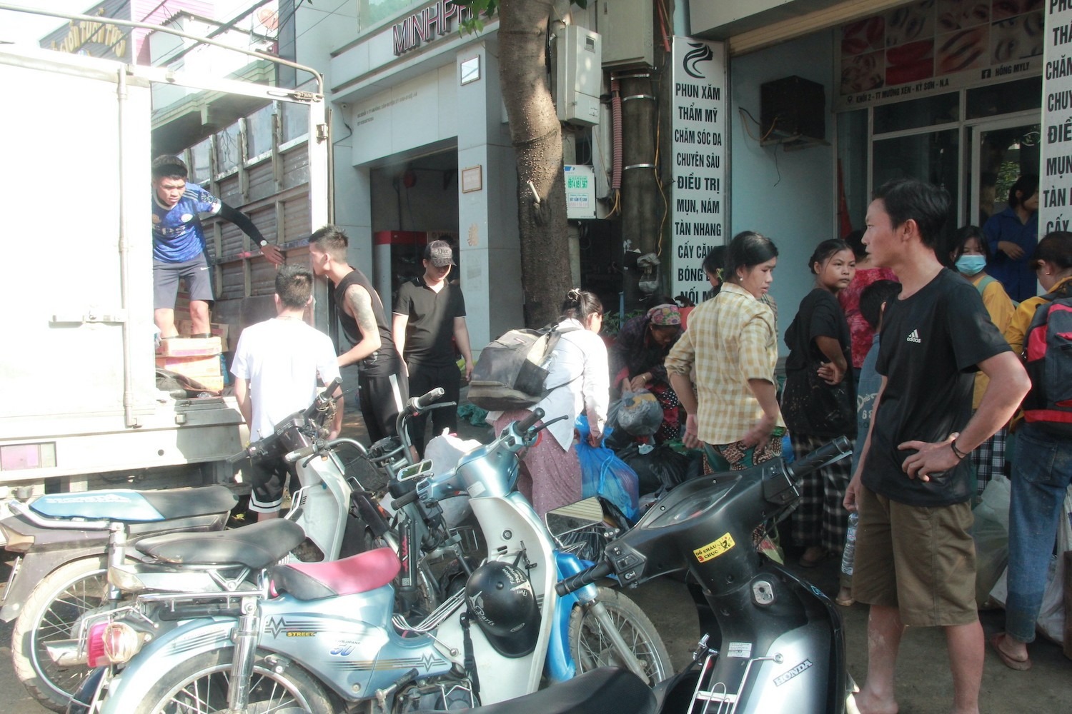 Xe hàng chở quần áo của các tiểu thương chợ Vinh đã phát hết quần áo chỉ sau 30 phút.