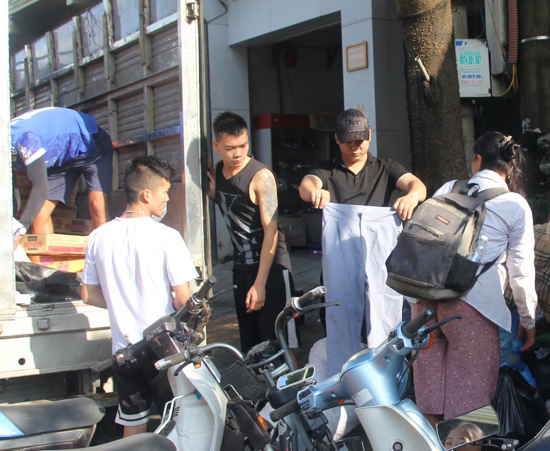 Do lũ đã cuốn hết nên giờ đây vật dụng gì cũng bà con cũng rất cần