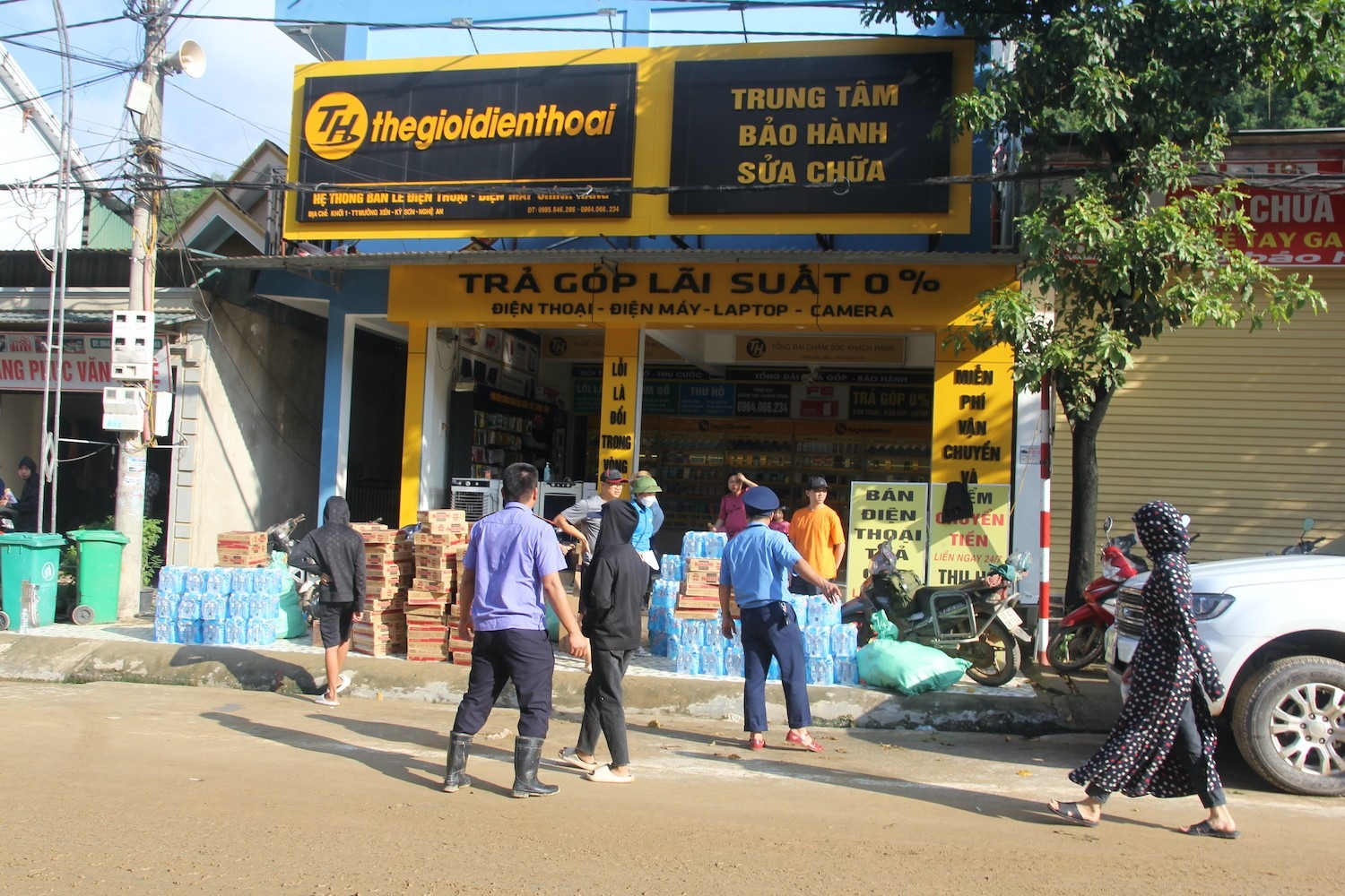 Có nhiều điểm cứu trợ tại thị trấn Mường Xén