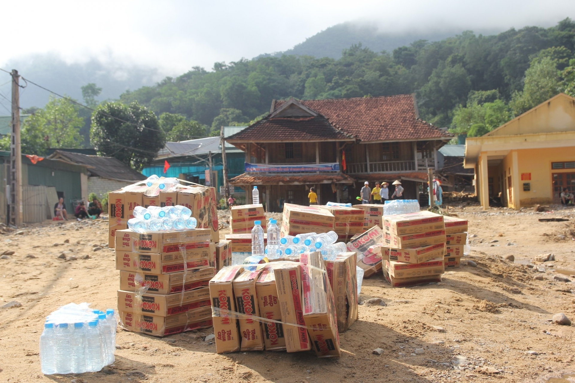 Hàng cứu trợ của cá nhân, tập thể hảo tâm được tập kết trước khi đưa vào vùng lũ