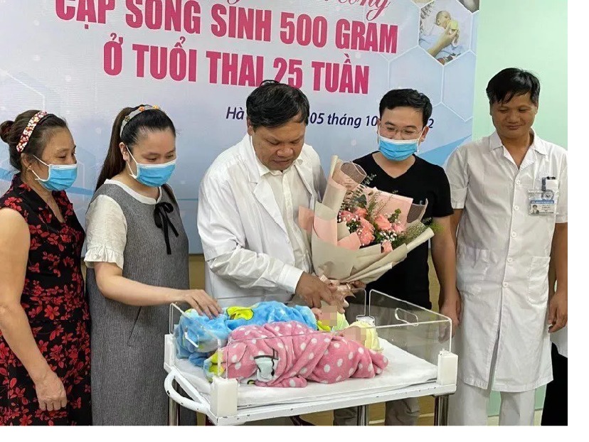 Cặp song sinh chào đời ở tuần thai thứ 25, mỗi bé chỉ nặng 500 gram. Sau 5 tháng được chăm sóc đặc biệt, đến nay một bé nặng 3,1 kg, một bé nặng 3,6 kg. Ảnh: Báo Sức khỏe & Đời sống. Cặp song sinh chào đời ở tuần thai thứ 25, mỗi bé chỉ nặng 500 gram. Sau 5 tháng được chăm sóc đặc biệt, đến nay một bé nặng 3,1 kg, một bé nặng 3,6 kg. Ảnh: Báo Sức khỏe & Đời sống.