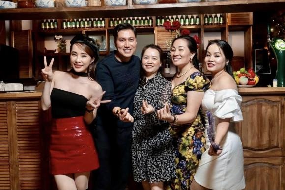Việt Anh và Quỳnh Nga xuất hiện lộng lẫy ở trời Tây, nghi vấn tình cảm tiếp tục được thổi bùng - Ảnh 2 Việt Anh và Quỳnh Nga xuất hiện lộng lẫy ở trời Tây, nghi vấn tình cảm tiếp tục được thổi bùng - Ảnh 2