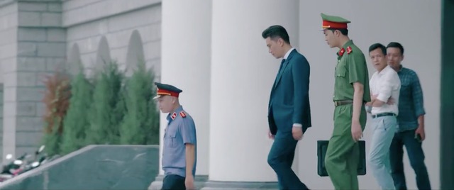 Phân cảnh trong Hành trình công lý có đạo diễn Hiền Mai xuất hiện (áo trắng). Ảnh: Chụp màn hình