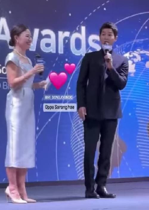 Song Joong Ki nhận về ngàn lời khen ngợi giữa lúc Song Hye Kyo vướng nghi vấn có tình mới - Ảnh 1 Song Joong Ki nhận về ngàn lời khen ngợi giữa lúc Song Hye Kyo vướng nghi vấn có tình mới - Ảnh 1