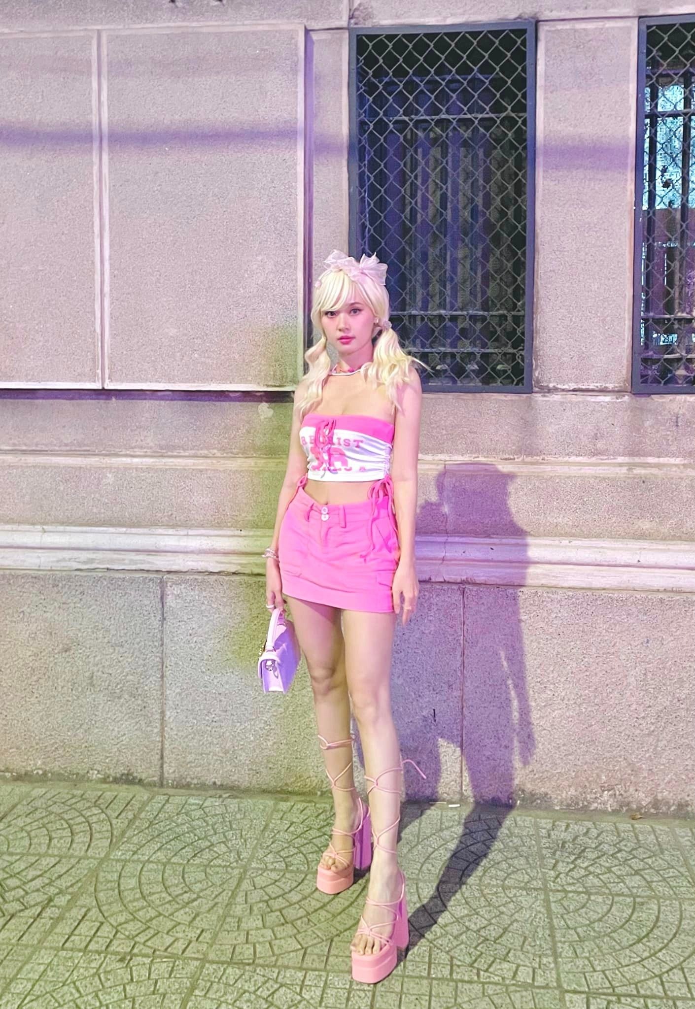 Thực chất đây là màn cosplay của Midu. Ảnh: FBNV