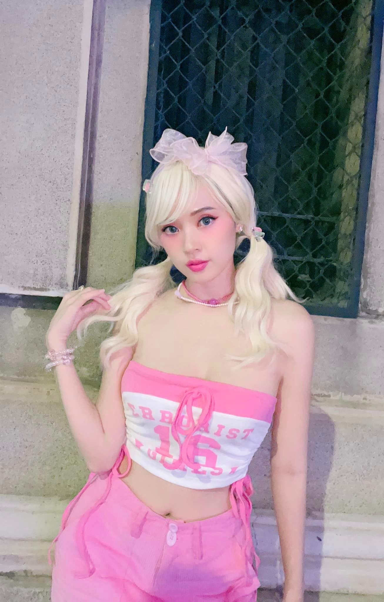 Midu gây bất ngờ với loạt hình ảnh khác lạ trên đường phố Sài Thành - Ảnh 2