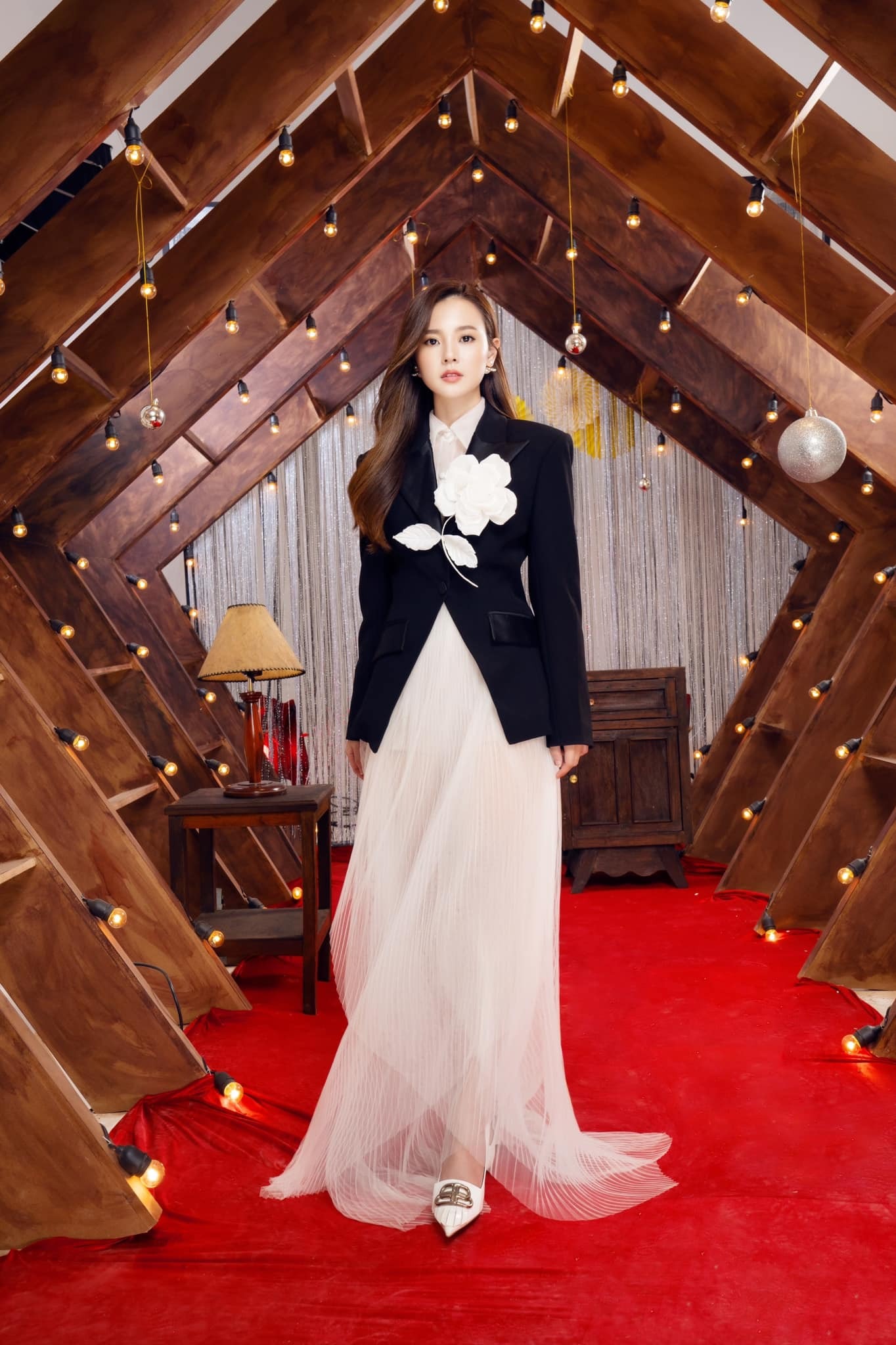 Midu gây bất ngờ với loạt hình ảnh khác lạ trên đường phố Sài Thành - Ảnh 3