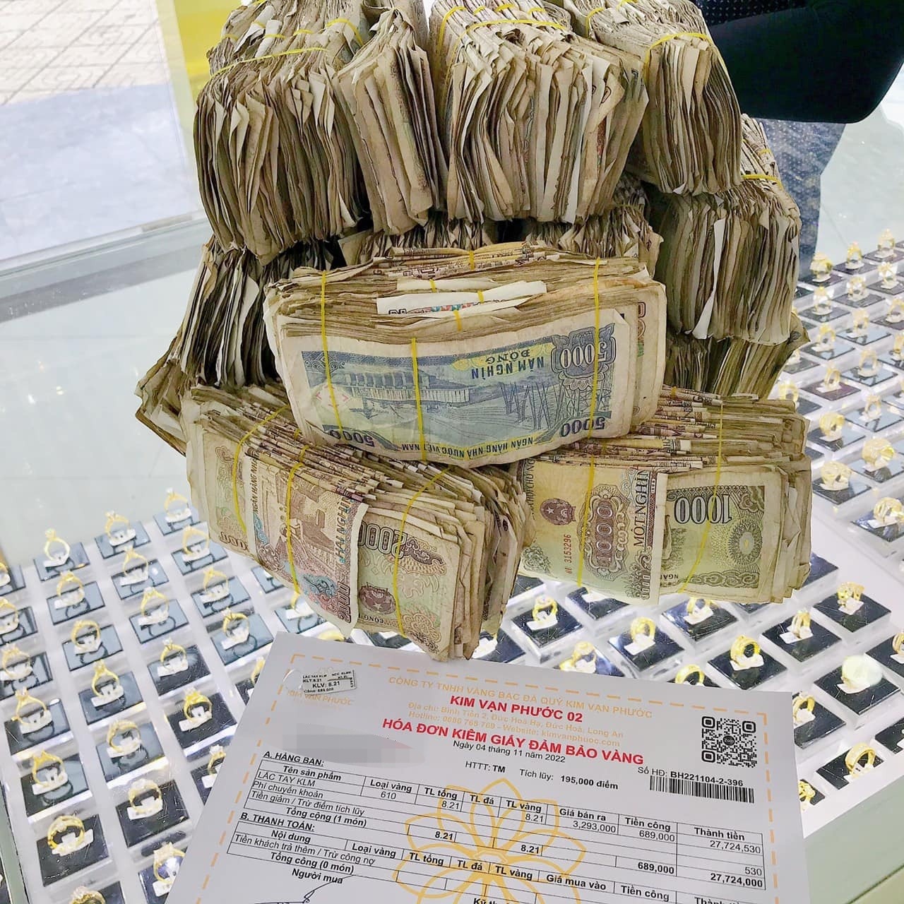 Với số tiền này, anh Tấn và con gái chọn mua một chiếc lắc tay bằng vàng trị giá 27,7 triệu đồng. Ảnh: báo Thanh Niên