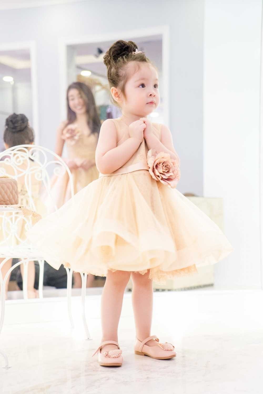 Cận cảnh diện mạo đáng yêu của 2 nhóc tỳ nhà Elly Trần: Vẻ đẹp lai Tây khiến bao người siêu lòng - Ảnh 1