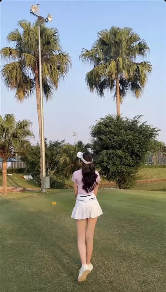 Lên đồ thể thao khoe chân dài, Đỗ Thị Hà bị soi lỗi trang phục - Ảnh 2 Lên đồ thể thao khoe chân dài, Đỗ Thị Hà bị soi lỗi trang phục - Ảnh 2