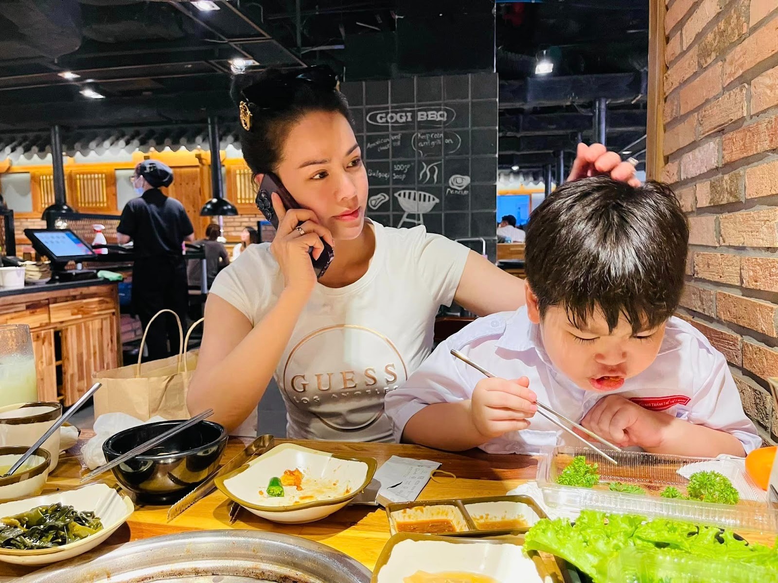 Nhật Kim Anh dành thời gian bên con trai. Ảnh: FBNV