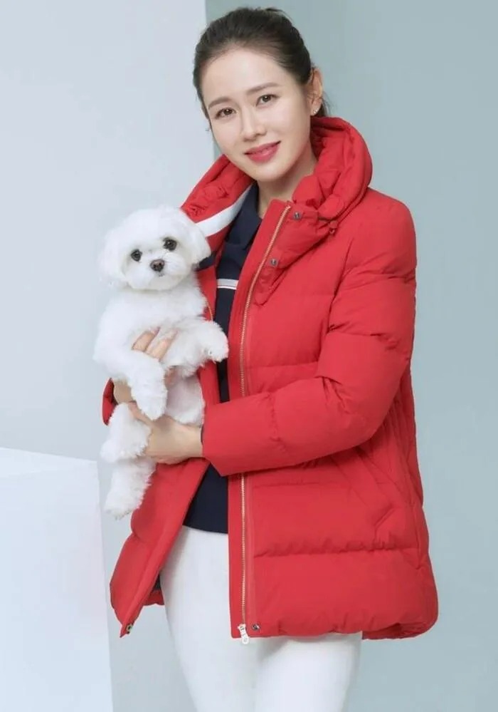 Son Ye Jin thường xuyên cho cún cưng hiện diện cùng mình. Ảnh: IG Son Ye Jin thường xuyên cho cún cưng hiện diện cùng mình. Ảnh: IG