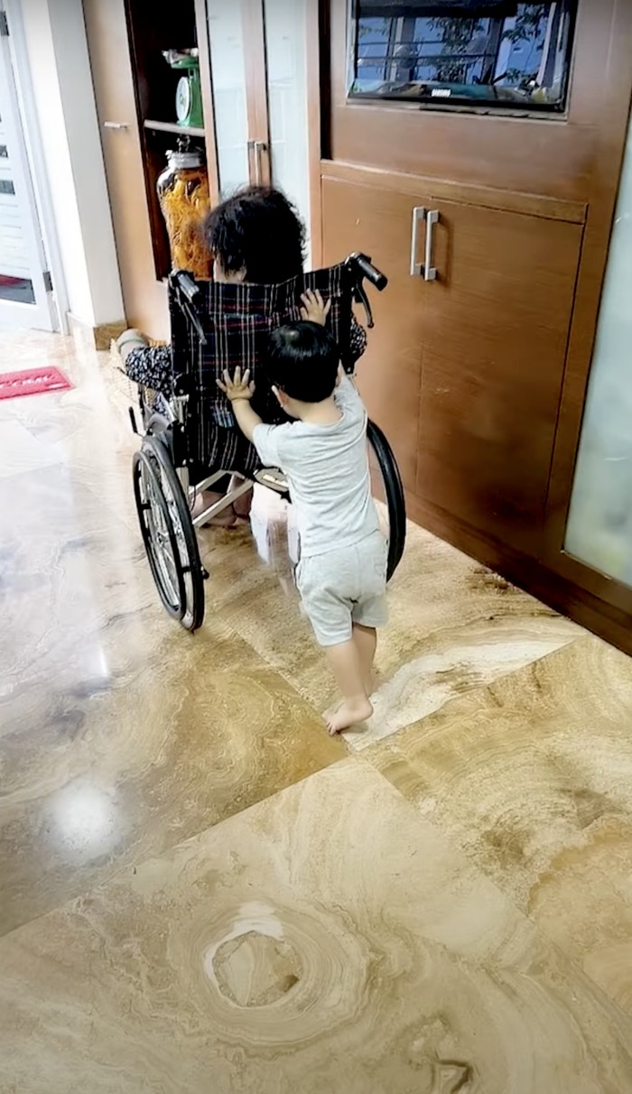 Loạt hình cực đáng yêu của con trai Đàm Vĩnh Hưng: Mới 3 tuổi đã biết tự lập - Ảnh 2