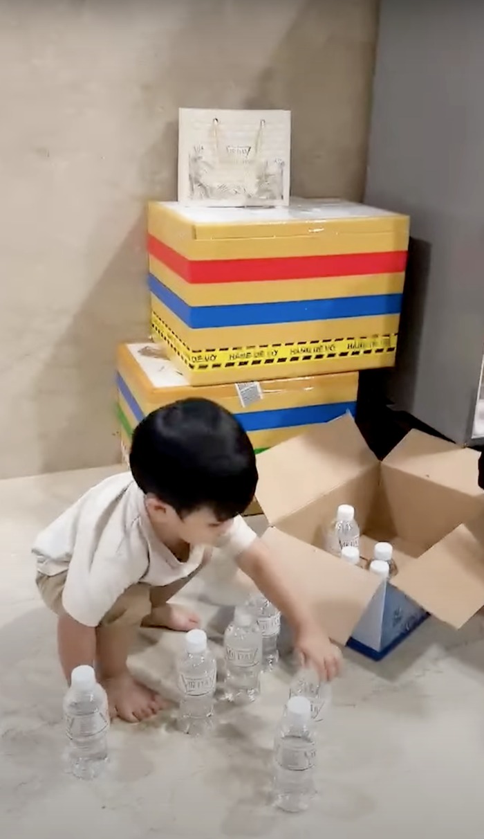 Khoảnh khắc đời thường đáng yêu của bé Polo Huỳnh. Ảnh: Chụp màn hình