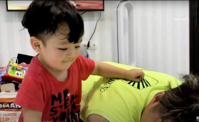 Video: Con trai Đàm Vĩnh Hưng đáng yêu hết nấc, dân tình lụi tim khi cậu bé thể hiện tình cảm với ba - Ảnh 4