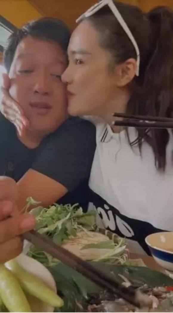 Nhã Phương không ngại thể hiện tình cảm với ông xã Trường Giang ngay chốn đông người - Ảnh 1