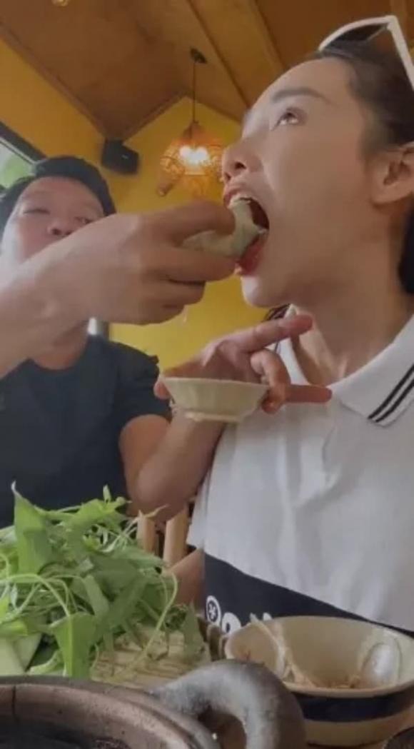 Trường Giang chăm sóc vợ cực chu đáo. Ảnh: chụp màn hình