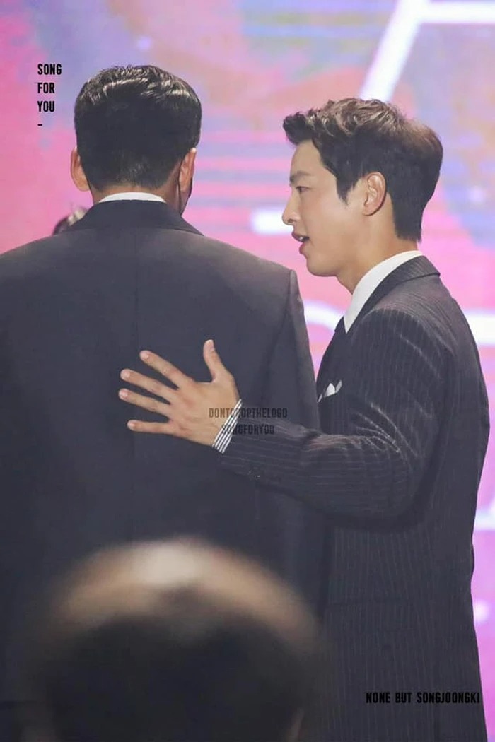 Khoảnh khắc thân thiết của 2 ngôi sao gây chú ý. Ảnh: Internet