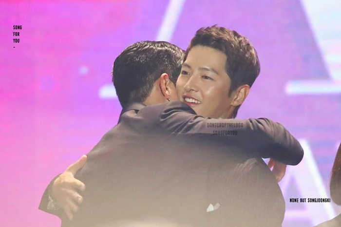 Khoảnh khắc thắm thiết của mỹ nam này với Song Joong Ki vô tình khơi lại phát ngôn gây chú ý về Song Hye Kyo - Ảnh 1