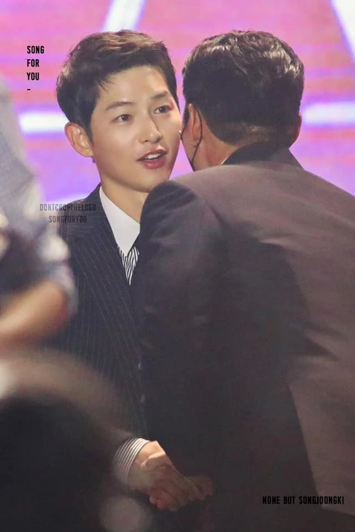 Khoảnh khắc thắm thiết của mỹ nam này với Song Joong Ki vô tình khơi lại phát ngôn gây chú ý về Song Hye Kyo - Ảnh 2