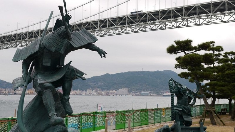 Trong một công viên nhỏ bên bờ biển gần Cầu Kanmonkyo, ở thành phố Shimonoseki của Nhật Bản có 2 bức tượng đồng mô tả hai chiến binh Samurai trong trận chiến sinh tử vào năm 1185.