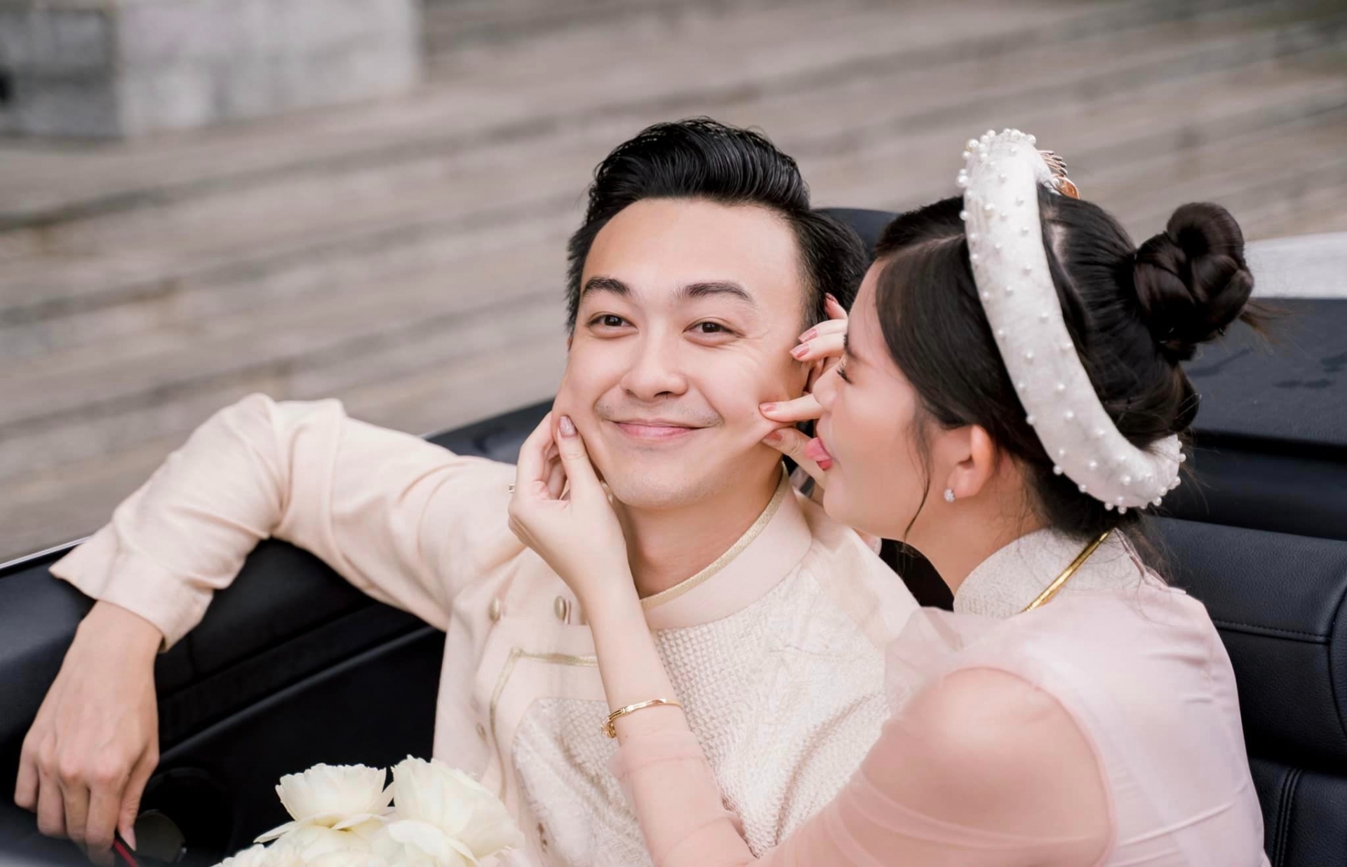 Lê Âu Ngân Anh cực tinh nghịch bên chồng. Ảnh: FBNV