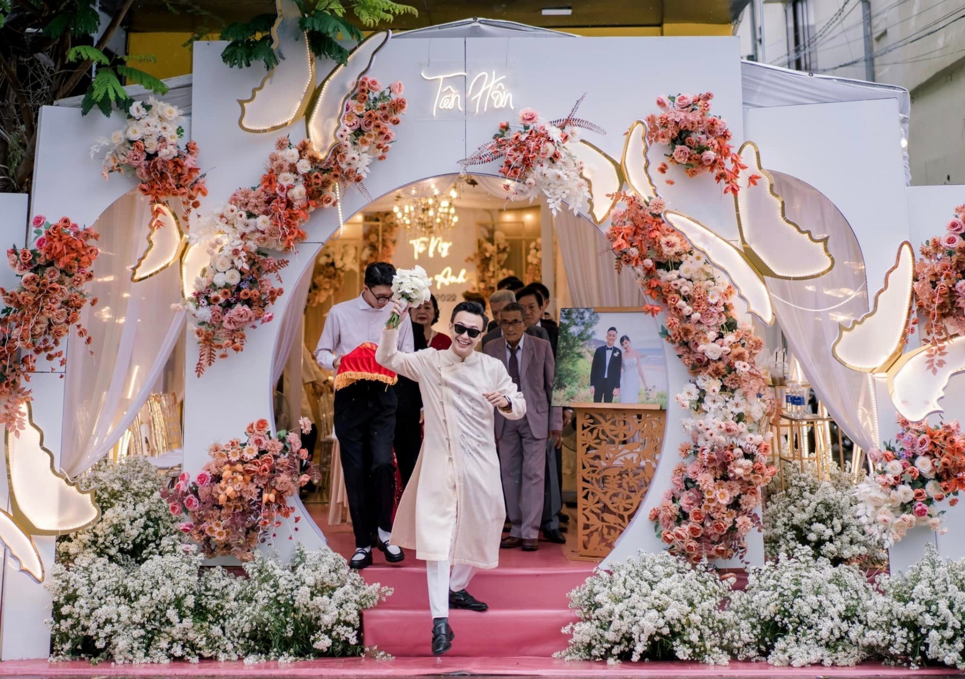 Chồng Lê Âu Ngân Anh bật khóc khi đón về nhà nàng dâu mới - Ảnh 2