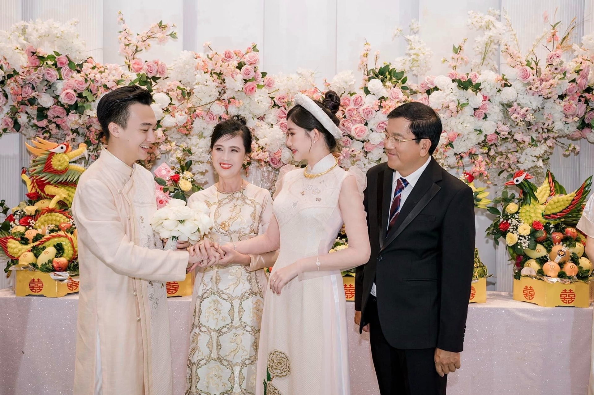 Chồng Lê Âu Ngân Anh bật khóc khi đón về nhà nàng dâu mới - Ảnh 1