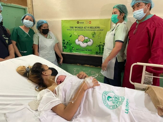Công dân thứ 8 tỷ của thế giới chào đời theo cách sinh thường. Ảnh: Manila Bulletin Công dân thứ 8 tỷ của thế giới chào đời theo cách sinh thường. Ảnh: Manila Bulletin